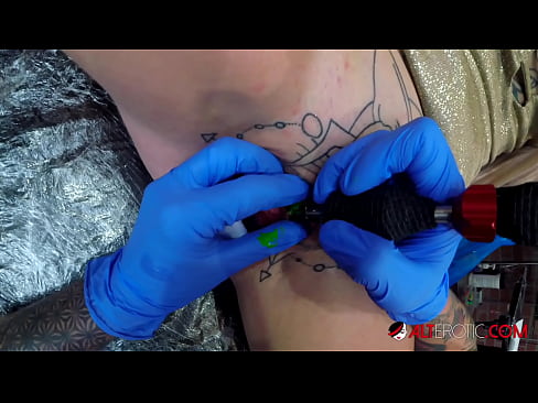 ❤️ Extrem tattooed Hottie Sully Savage krut en Tattoo op hirem Klitoris ❌ Qualitéit Porno op Porno lb.porno24-7.ru ❌️
